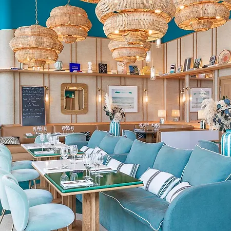 Le Cafe De Paris 호텔 4*