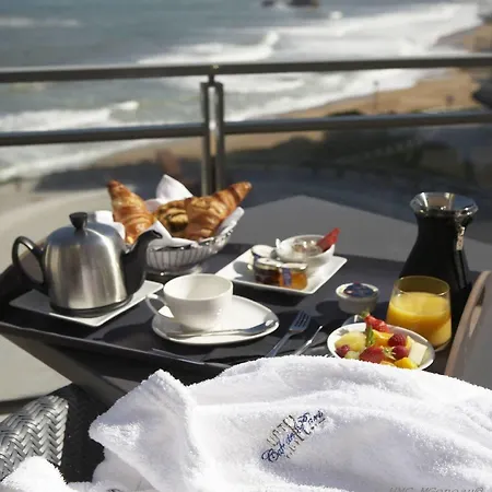 Le Cafe De Paris Hotel