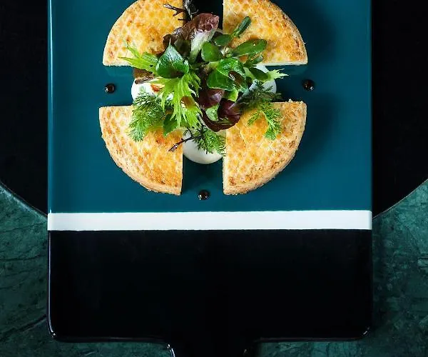 Le Café De Paris Hotel