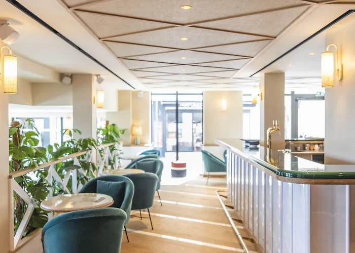 Le Cafe De Paris Hotell 4*