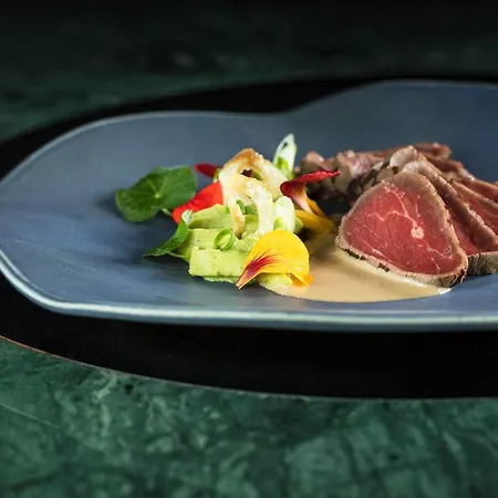 Le Cafe De Paris Отель 4*