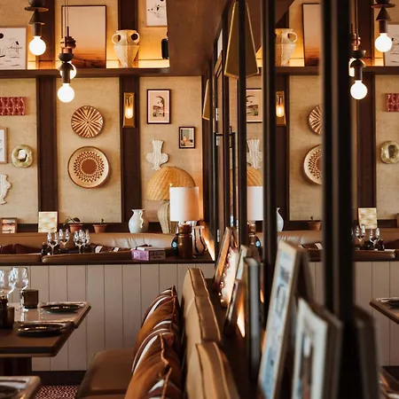 Le Cafe De Paris