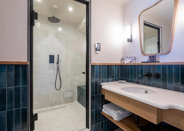 Le Cafe De Paris Hotel