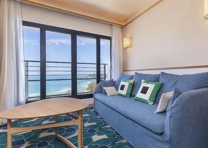 Le Cafe De Paris Hotel 4*