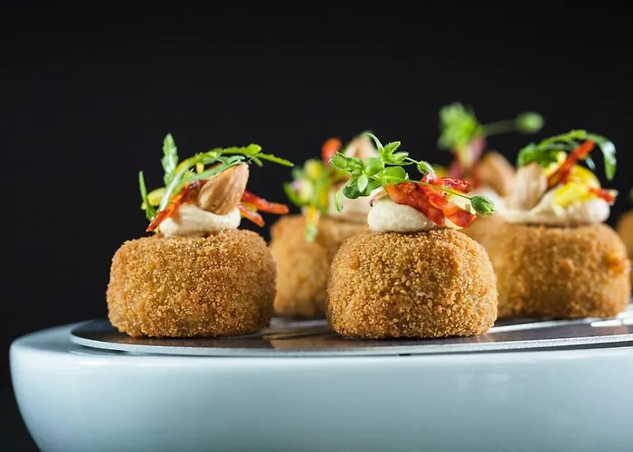 Le Cafe De Paris Hotel