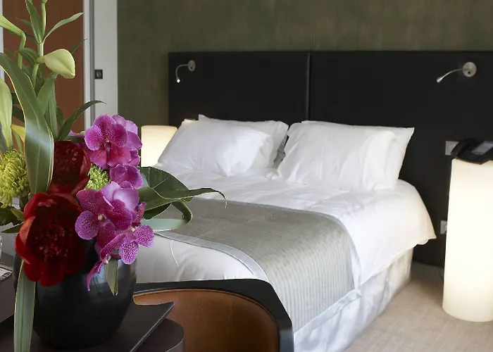 Le Cafe De Paris Hotel