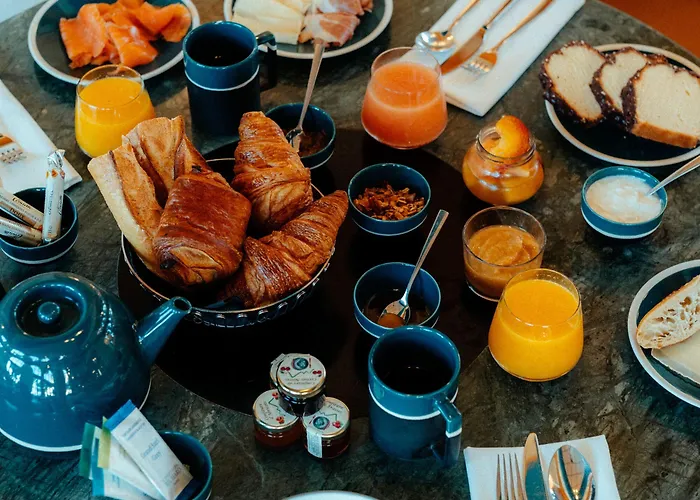 Le Cafe De Paris Hotel